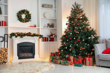 Noel ağacı, hediyeler ve dekore edilmiş şömine.