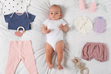 Sevimli bebek, farklı kıyafetler ve aksesuarlar.