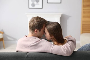 Kanepede şömineli sevimli bir çift