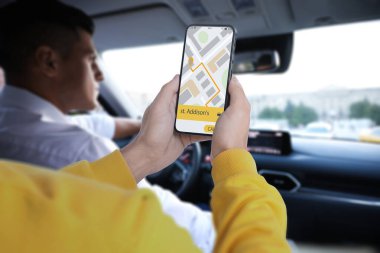 Takside oturan adam cep telefonu uygulaması ile aradı.