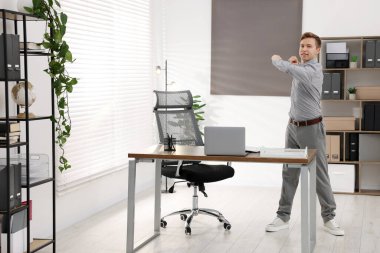 Genç İşadamı Ofiste Esneme Egzersizi Yapıyor