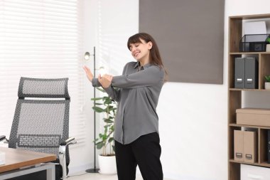 Genç işkadını Office egzersiz germe yapıyor