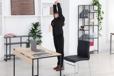 Genç işkadını Office egzersiz germe yapıyor