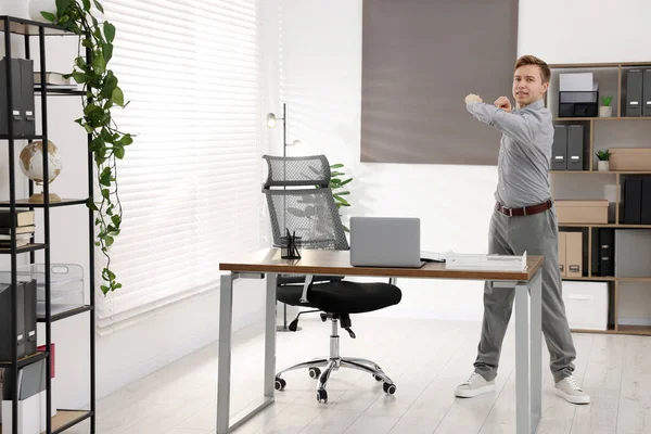 Genç İşadamı Ofiste Esneme Egzersizi Yapıyor