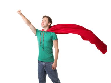 Beyaz arka planda süper kahraman pelerini giyen adam.