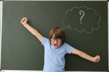 Okula dönelim. Düşünce baloncuğu ve soru işareti çizilmiş karatahtanın yanındaki duygusal çocuk