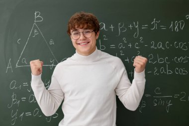 Okula dönelim. Matematik ödevi içeride olan mutlu öğrenci.