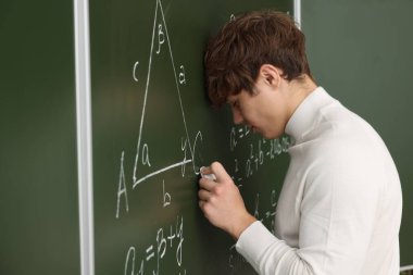 Okula dönelim. Matematik ödevi yüzünden tahtaya yakın üzgün bir öğrenci.