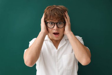 Okula dönelim. Duygusal çocuk içeride karatahtanın yanında.