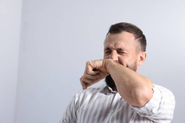 Evde kötü kokan bir adam, mesajlaşmak için yer.