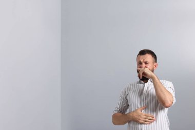 Evde kötü kokan bir adam, mesajlaşmak için yer.