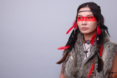 Açık gri arka planda yüzü boyalı şaman kadın, metin için boşluk