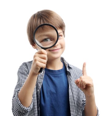 Beyaz arka plan üzerinde büyüteç ile küçük çocuk