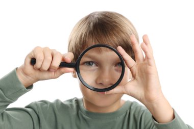 Beyaz arka plan üzerinde büyüteç ile küçük çocuk