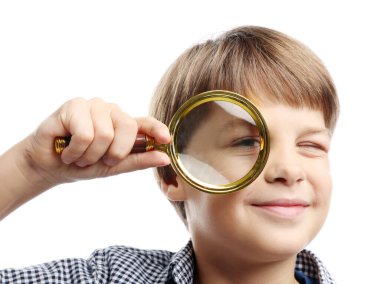 Beyaz arka plan üzerinde büyüteç ile küçük çocuk