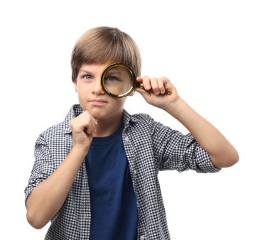 Beyaz arka plan üzerinde büyüteç ile küçük çocuk