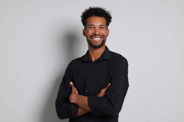 Beyaz arka planda yakışıklı bir adamın portresi.