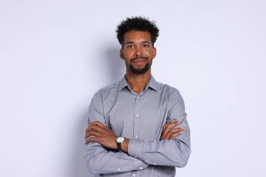 Beyaz arka planda yakışıklı bir adamın portresi.