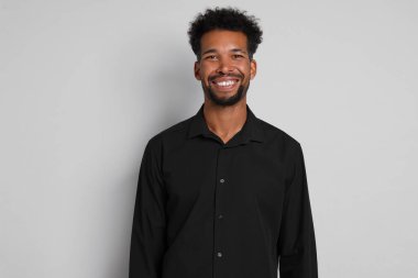 Beyaz arka planda yakışıklı bir adamın portresi.