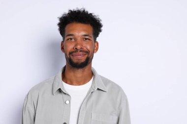 Beyaz arka planda yakışıklı bir adamın portresi, metin için boşluk