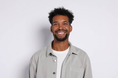 Beyaz arka planda yakışıklı bir adamın portresi.