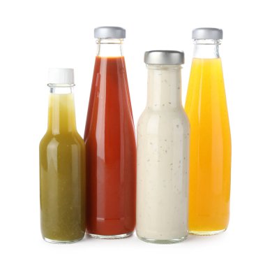 Farklı lezzetli soslu şişeler beyaz üzerine izole edilmiş.