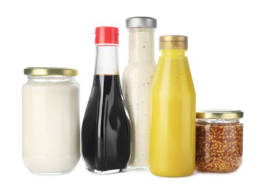 Farklı lezzetli soslu şişeler ve kavanozlar beyaz üzerine izole edilmiş.