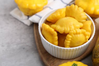 Açık gri masada kabak turşusu kurmuş, yakın plan. Metin için boşluk