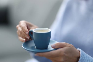 Arka planda kahve molası veren kadın, yakın plan.