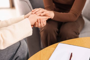 Terapi seansında kadınları destekleyen psikolog.