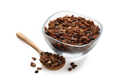 Beyaza izole edilmiş çikolata parçalı lezzetli granola.
