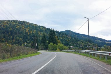 Dağlardaki yeşil ağaçların ve asfalt yolların güzel manzarası