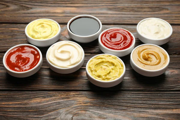 Tahta masada farklı soslar, yakın plan.