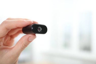 Arka planda gizli casus kamerası olan kadın, yakın plan. Metin için boşluk