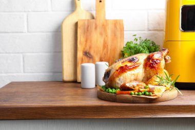 Biberiyeli ızgara tavuk, sebzeler ve ahşap masada kızartma makinesi. Metin için boşluk