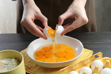 Masada yumurta kıran kadın, yakın plan.