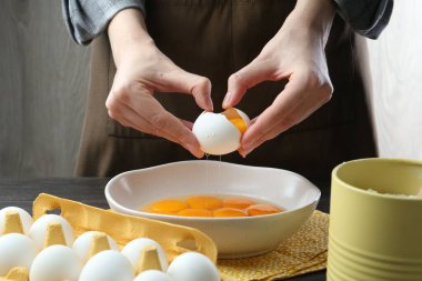 Masada yumurta kıran kadın, yakın plan.