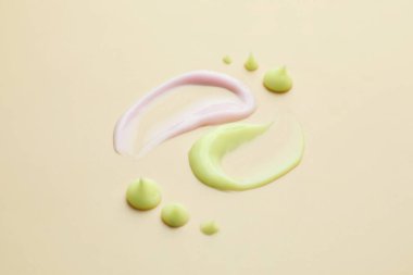 Bej arka planda farklı kozmetik ürünlerinin örnekleri, yakın plan