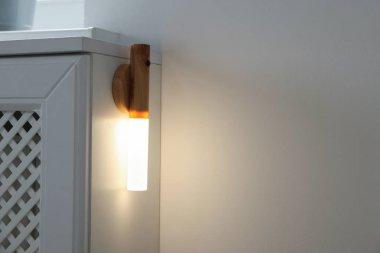 İçerideki duvarda taşınabilir LED lamba var. Metin için boşluk