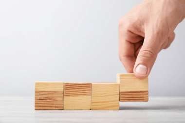 Hafif arka planda tahta küpleri olan adam, yakın plan. Metin için boşluk