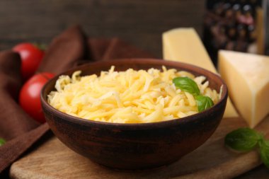 Izgara ve fesleğenli peynir parçaları ahşap masada, yakın plan.