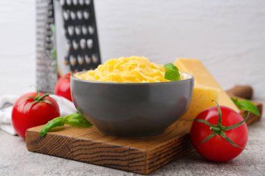 Rendelenmiş peynir, domates, fesleğen, yakın plan.