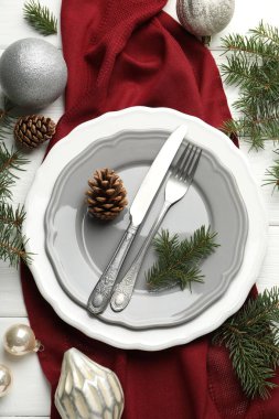 Beyaz ahşap arka planda Noel dekoru olan şölen masası, düz yatış.