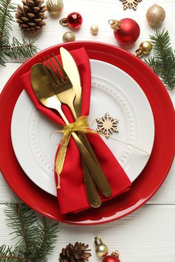 Beyaz ahşap arka planda Noel dekoru olan şölen masası, düz yatış.