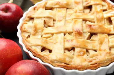 Lezzetli ev yapımı turta ve taze elmalar masada, yakın plan.