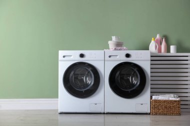 Geniş çamaşır odasında çamaşır ve çamaşır kurutma makinesi.