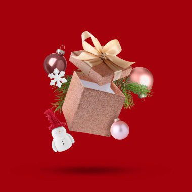 Noel ya da yeni yıl kutlaması. Kırmızı arka planda uçan hediye kutusu ve şenlikli dekor