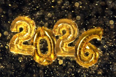 Mutlu yıllar 2026. Koyu arkaplan, bokeh ışıkları karşısında sayılar şeklinde altın balonlar. Selamlama veya davet kartı tasarımı