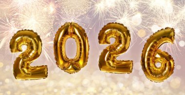 Mutlu yıllar 2026. Havai fişek ve ışıklara karşı sayılar şeklinde altın balonlar. Selamlama veya davet kartı tasarımı