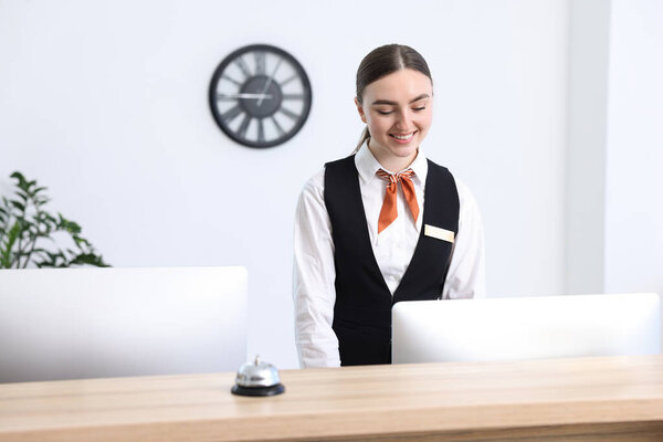 Счастливый регистратор, работающий на стойке регистрации в помещении